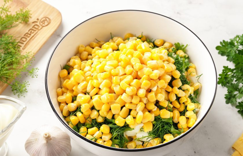 1. Этап. Салат с яйцом, сыром, кукурузой и огурцом: С кукурузы слейте жидкость и добавьте к остальным ингредиентам.