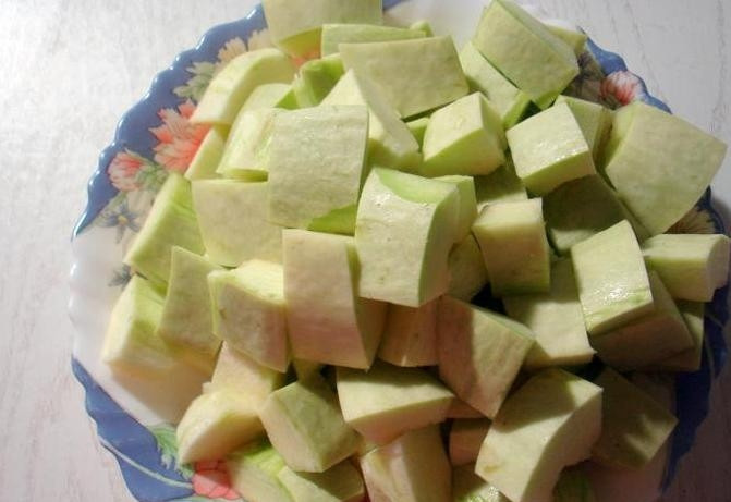 1. Этап. Рагу с брокколи: Если кабачок молодой, то его можно готовить вместе с кожурой, но если он уже старенький, то ее следует срезать. Затем нарезаем кабачок на кубики.