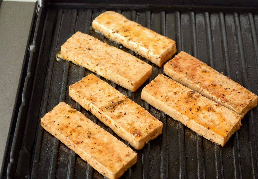 1. Этап. Тофу на гриле: Разогрейте гриль на среднем огне, обжарьте тофу 3-5 минут с каждой стороны.