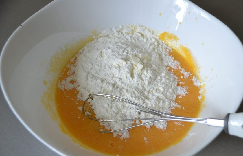 1. Этап. Глазурь для эклеров: Добавьте к желткам крахмал, хорошо размешайте.