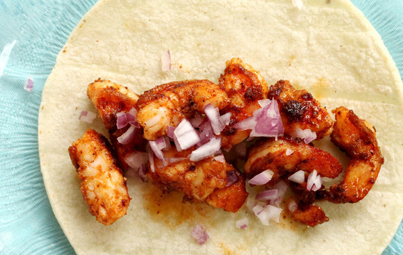 1. Этап. Салат под соусом: 11. На лепешку или сразу на тарелку выложить креветки.