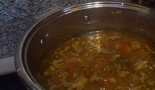 1. Этап. Фляки господарские: Как только рубец в бульоне станет мягким, сделать загуститель. В сковороде растопить сливочное масло, добавить муку, слегка поджарить, затем влить половник бульона из супа, мешать, чтобы не было комков. Прогревать минут 5. В кастрюлю вернуть мясо, отправить все специи, загуститель, довести до кипения и поварить еще минут 5.