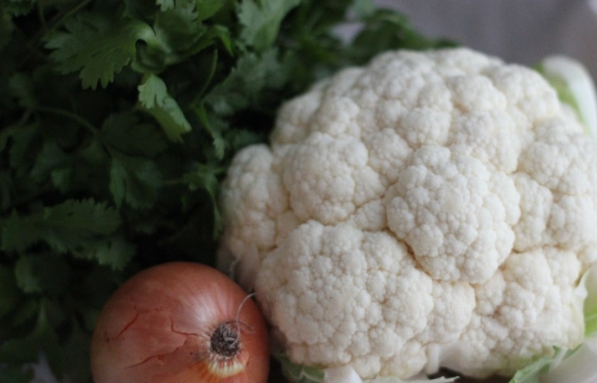 1. Этап. Суп-пюре из цветной капусты диетический: Почистить капусту, лук, помыть зелень.