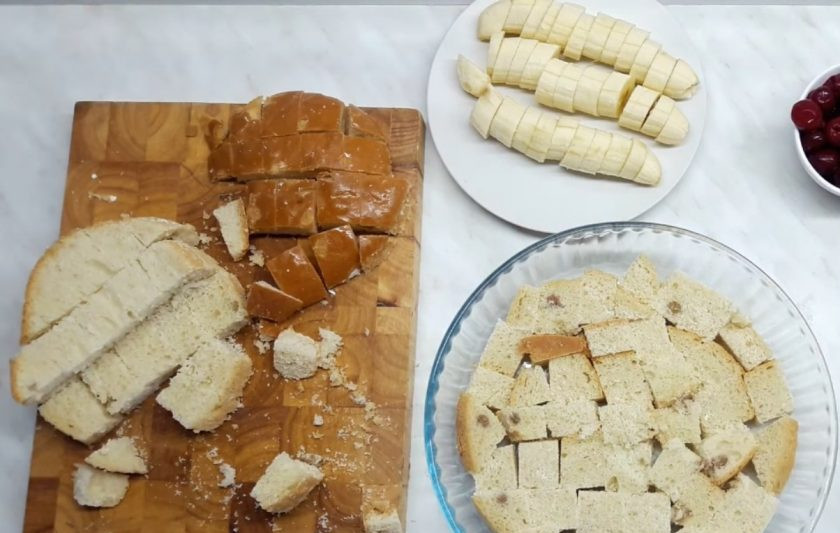 1. Этап. Запеканка из черствого пасхального кулича: 2. Бананы и пасхальный кулич нарежьте крупными кусочками. Нарезанный кулич выложите в форму для выпечки, затем залейте его молочной массой.