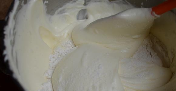 1. Этап. Торт Киевский классический: 3. Небольшими порциями добавьте просеянную муку, аккуратно перемешивая лопаткой.