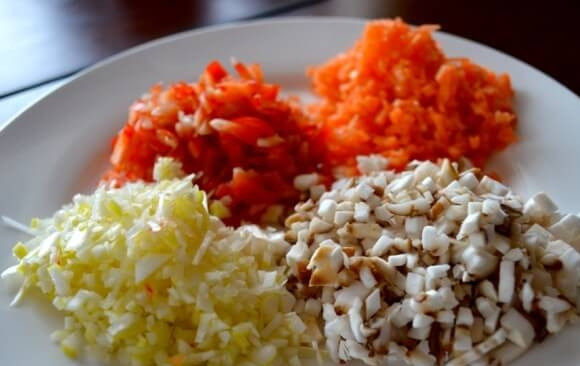 1. Этап. Рис с рыбой: 1. Вымойте рыбу и отварите ее в пароварке. Нарежьте мелко грибы, морковь, перец, репчатый лук. Отварите рис в подсоленной воде до мягкости, сперва хорошенько его промойте.