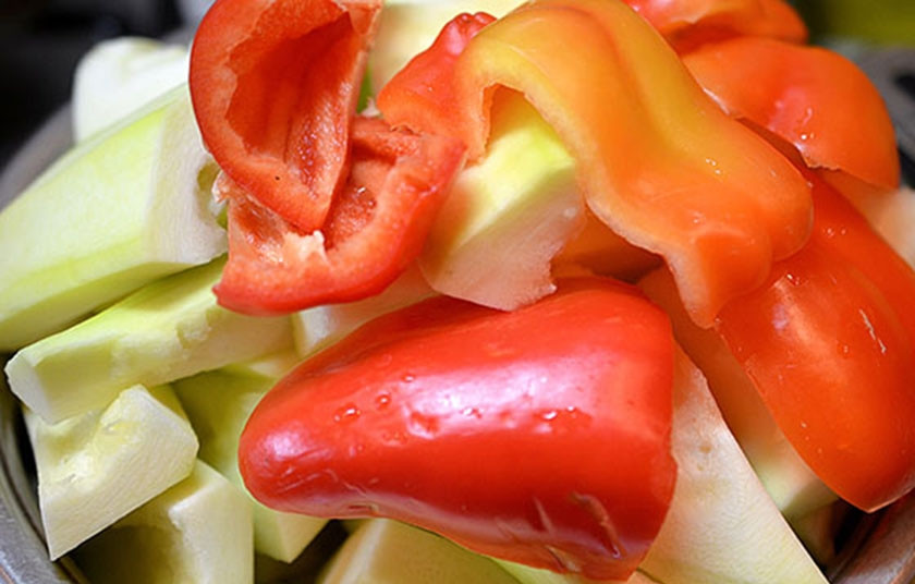 1. Этап. Икра кабачковая (самая несложная): 1. Овощи помойте, почистите от семян.