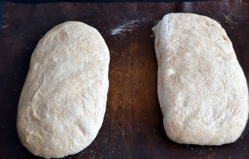 1. Этап. Чиабатта из цельнозерновой муки: Разогрейте духовку на 250 градусов вместе с противнем, на котором будете выпекать хлеб. Аккуратно, чтобы не обжечься, переложите чиабатту на противень на расстоянии друг от друга. Выпекайте 10 минут при температуре 250 градусов, затем понизьте температуру до 180 градусов и выпекайте еще 25-30 минут.