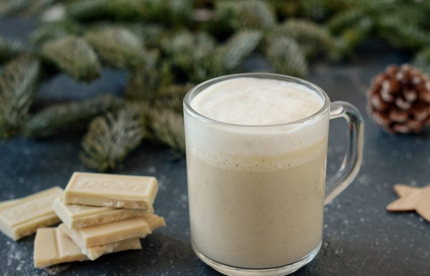 1. Этап. Белый горячий шоколад: Перелейте напиток в кружку, сверху выложите взбитые сливки. Приятного вам аппетита!