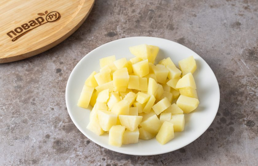 1. Этап. Cалат из замороженных овощей: Картофель очистите и нарежьте кубиками.