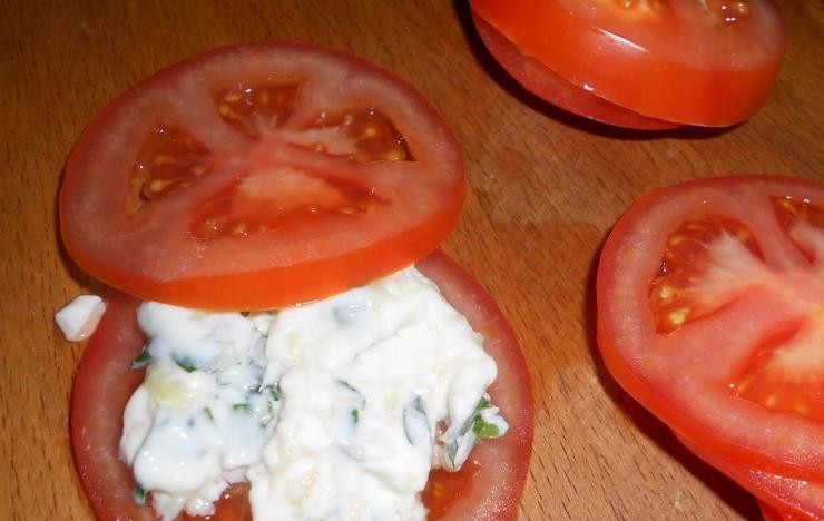 1. Этап. Помидоры жареные: Делаем своеобразные бутерброды: берем кольцо помидора, кладем начинку, сверху кладем другое кольцо помидора.