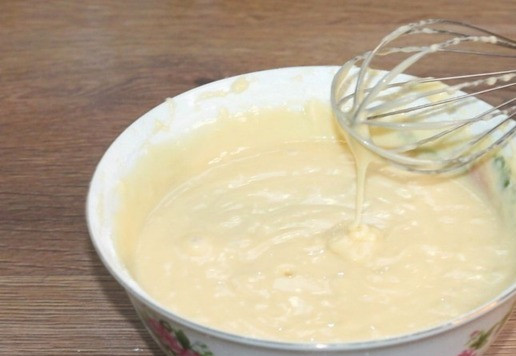 1. Этап. Пирог с кремом и мелкими ягодами: 5... и взбиваю тесто миксером до однородности.