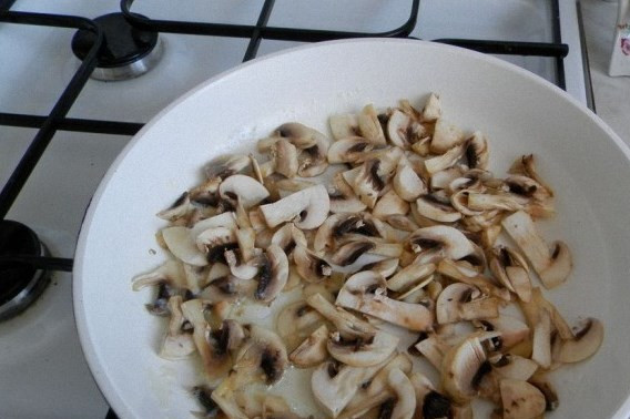 1. Этап. Макароны с ветчиной и грибами: Выкладываем грибы, обжариваем.