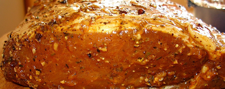 1. Этап. Маринад для карбоната: 6. Оставляем наше мясо в маринаде минимум на один час, а лучше — часа на 4. Так оно больше пропитается и при готовке будет наиболее мягким и ароматным.