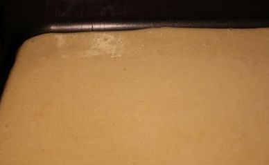 1. Этап. Торт с фруктами и желатином: Выливаем тесто в форму и выпекаем при температуре 180 градусов минут 15-20.