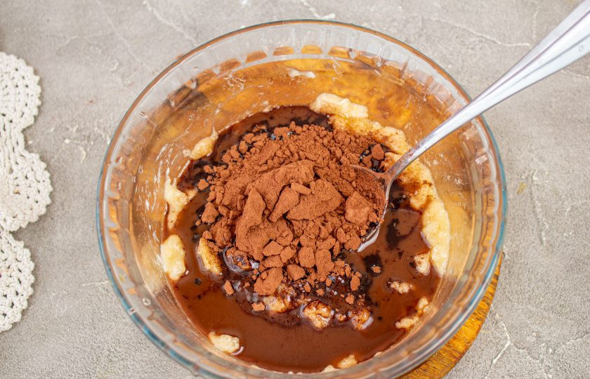 1. Этап. Банановый фадж: К банановому пюре влейте кокосовый шоколад и всыпьте какао-порошок. Хорошо перемешайте массу.