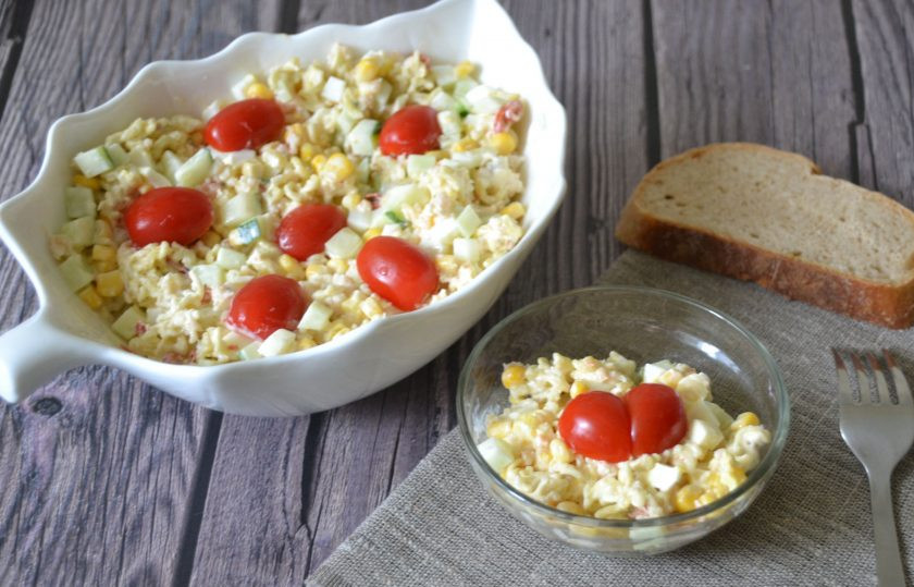 1. Этап. Салат с Дошираком: Для подачи можно посыпать зеленью или выложить несколько помидорчиков черри. Быстрый и вкусный салат готовится за минуты, рекомендую приготовить, ингредиенты и их количество можно варьировать.