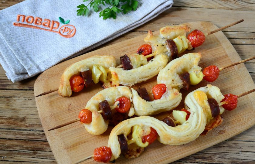 1. Этап. Пицца на шпажках в духовке: Подавайте пиццу на шпажках горячей, украсив зеленью. Кушайте с удовольствием!