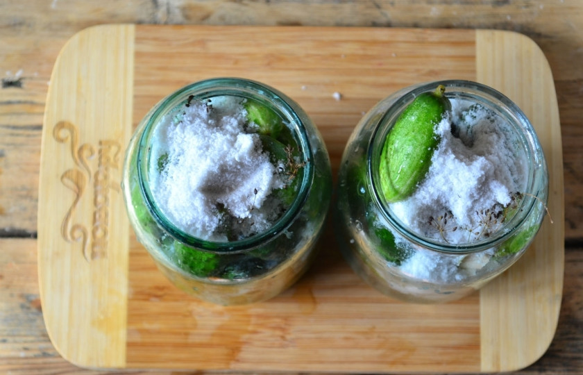 1. Этап. Малосольные огурцы хрустящие: Сверху засыпьте соль. На литровую банку необходимо 35 грамм соли, на 3х-литровую – 100 грамм. По вкусу можете немного уменьшать или увеличивать количество соли. Залейте банки холодной водой доверху.