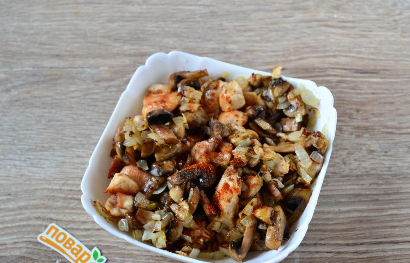 1. Этап. Блинный пирог с курицей и грибами: Смешайте вместе обжаренные курицу, грибы и лук, добавьте соль (если вы не солили раньше), перец, порезанный зубчик чеснока, можно добавить паприку или другие специи.