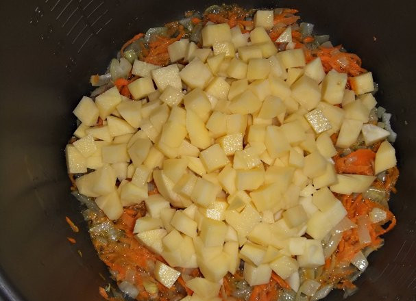 1. Этап. Суп с ребрышками в мультиварке: 2. Выкладываем картофель кубиками, перемешаем, пусть тоже чуть зарумянится.