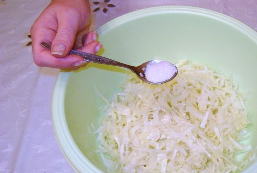 1. Этап. Свежий салат из капусты: 9. Теперь подсластить салат сахаром и дать постоять 3-5 минут. После его можно подавать к столу, украсив свежей зеленью.