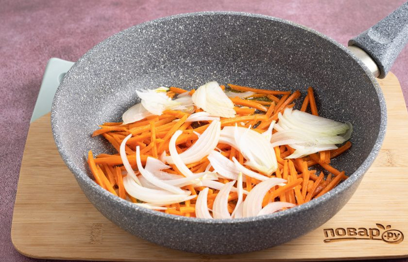1. Этап. Древесные грибы по-корейски: В сковороде разогрейте растительное масло и обжарьте репчатый лук с морковью около 2 минут до мягкости.