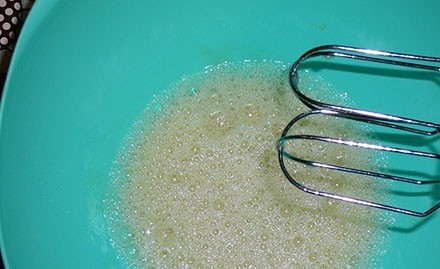 1. Этап. Блинный торт с шоколадом: Взбейте до лёгкой пены яйца с солью и сахаром. Всыпьте в эту смесь просеянную муку и влейте коньяк.