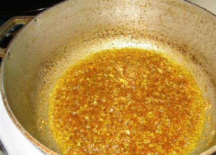 1. Этап. Утка Карри Суринам: Смесь должна стать пастообразной и ароматной.