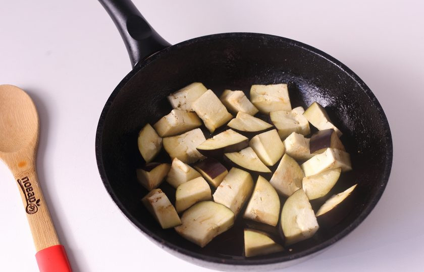 1. Этап. Гречка по-бакински: Баклажаны нарежьте произвольно и выложите на разогретую сковороду с маслом.