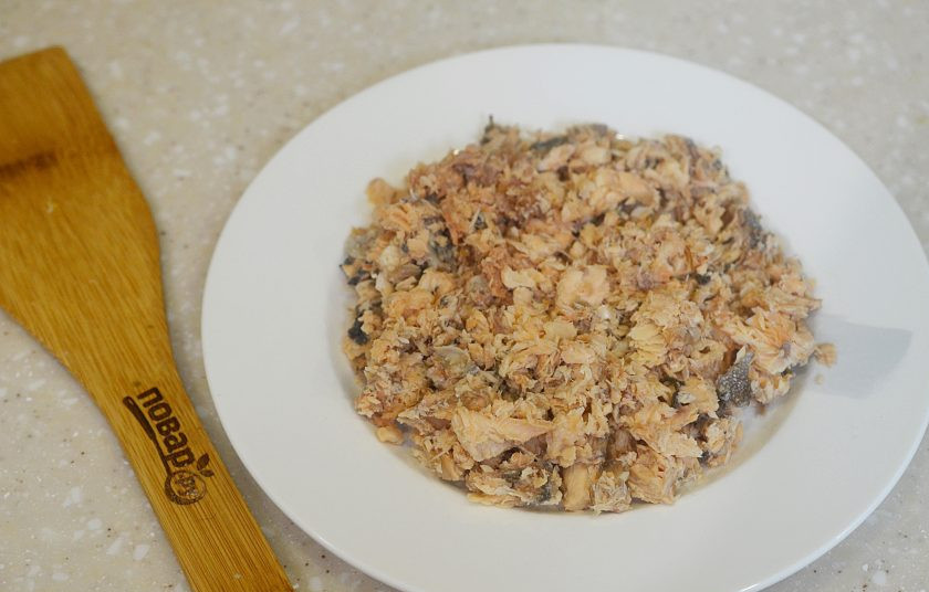 1. Этап. Салат Оранжевый: 2. Выложите консервы первым слоем на тарелку для подачи.