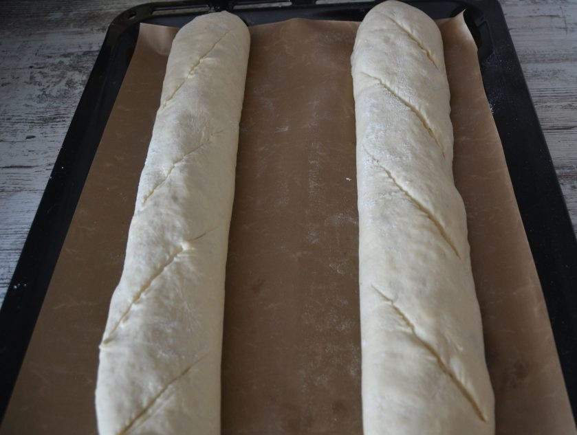 1. Этап. Пшеничный багет: Острым ножом сделайте надрезы на багетах. Выпекайте в духовке при температуре 250 градусов без конвекции и еще 15 минут с конвекцией.