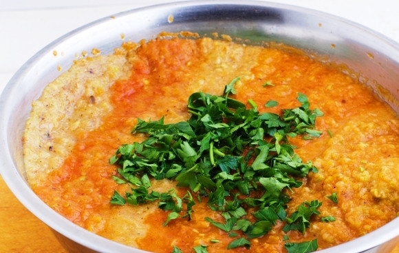 1. Этап. Кабачковая икра с морковкой: 8. Кабачковая икра с морковкой в домашних условиях может быть приготовлена как в чаше блендера, тогда она будет однородной, или пропущена через мясорубку. Отправьте измельченную икру на огонь и проварите еще минут 20. Добавьте соль, перец, сахар и измельченную зелень.