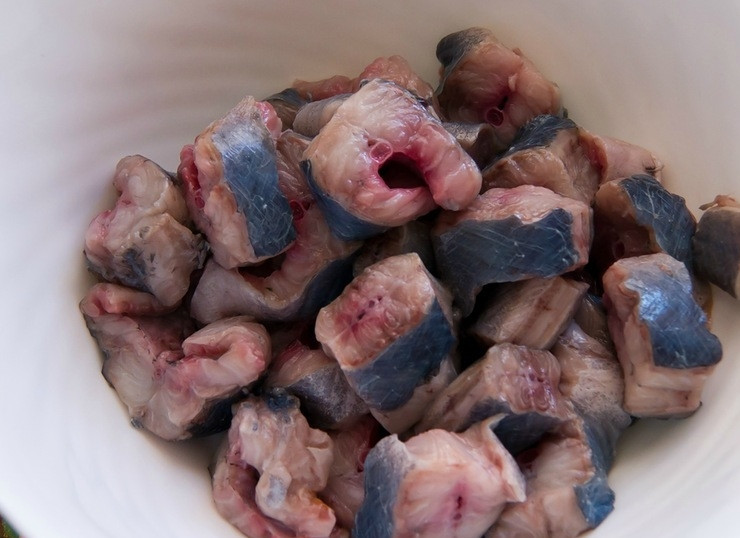 1. Этап. Угорь с хреном: Разделываем угря, снимаем с него кожу и режем на небольшие по размеру куски. Солим, перчим.