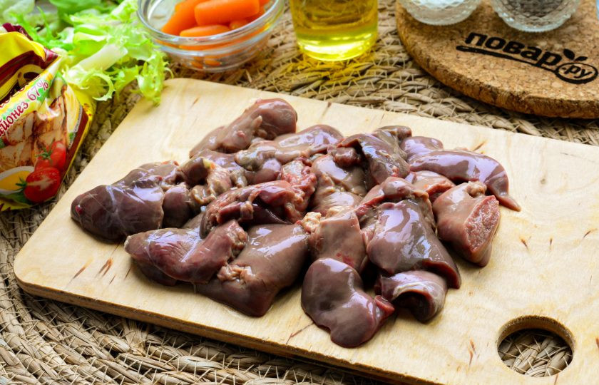 1. Этап. Печеночные ежики: Куриную печень промойте, срежьте пленки. Субпродукты нарежьте средними кусочками.