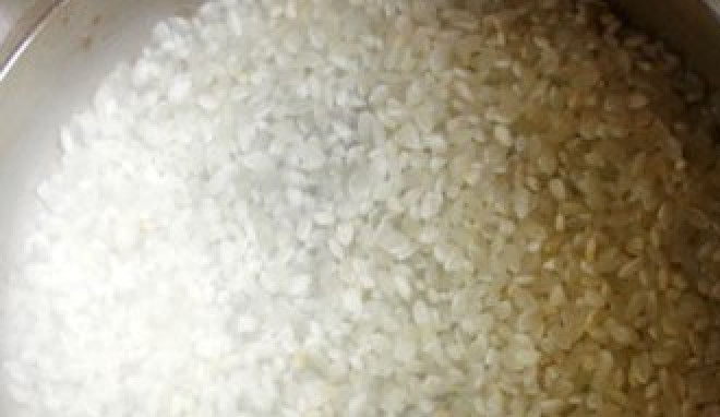 1. Этап. Каша с медом: Рис промойте и засыпьте в кастрюлю. Влейте туда немного подсоленной воды, варите на медленном огне без крышки.