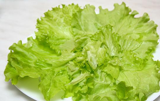 1. Этап. Салат из чечевицы с копченой рыбой: Помыть, осушить и нарвать руками листья салата. Выложить их на дно порционных тарелок.