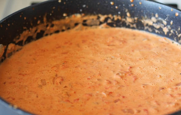 1. Этап. Паста Альфредо с запеченным перцем: 4. Добавьте соль и перец по вкусу, разомните вилкой или толкушкой для картофеля.