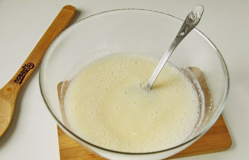 1. Этап. Пирог Пятиминутка: Добавьте кефир и соду. Перемешайте.