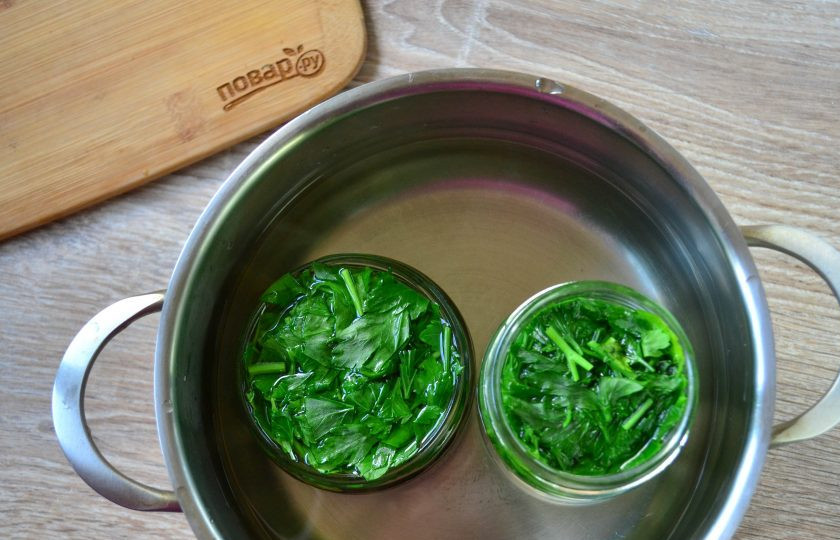 1. Этап. Маринованная петрушка: Стериллизуйте банки с петрушкой в течение 10 минут. Для этого банки установите в подходящую по размеру кастрюльку, залейте воду, чтобы она доходила почти до ободка банок и кипятите на среднем огне.