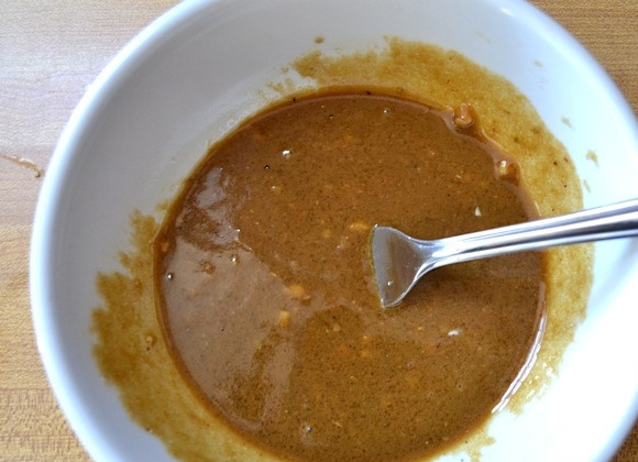 1. Этап. Свиная вырезка с горчицей: 1. Приготовьте маринад: смешайте 2 столовые ложки горчицы, соевый соус, оливковое масло, хлопья перца и коричневый сахар (1 столовую ложку).