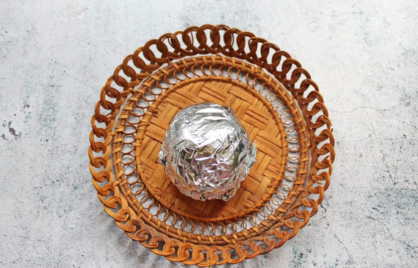 1. Этап. Вяленая свекла в духовке: Свеклу тщательно вымойте, заверните в фольгу для запекания и поставьте в горячую духовку. Запекайте свеклу при температуре 180 градусов в течение одного часа. После этого разверните и дайте полностью остыть.