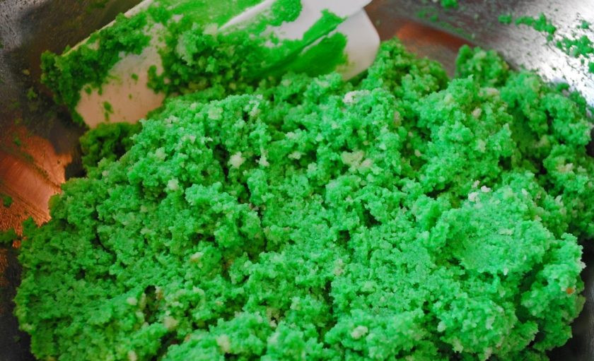 1. Этап. Кейкпопсы Рождественский сюрприз: Добавьте в бисквит сливочный сыр. Влейте краситель ещё, чтобы масса стала однородного цвета.