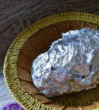 1. Этап. Бедро индейки в бараньем панцире: Запекать в духовке 2,5 часа, 150-160 градусов. Затем аккуратно открыть и довести до желаемого румянца, 5-7 минут, 230 градусов.