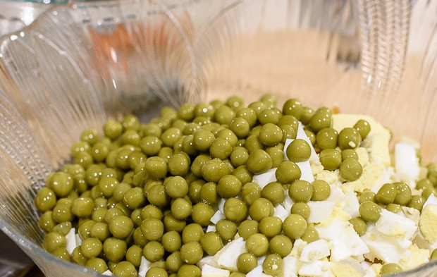 1. Этап. Столичный салат: 7. Нарежьте кубиками говядину и отправьте все ингредиенты в салатник. Добавьте горошек, предварительно слив жидкость.