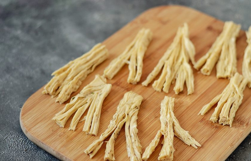 1. Этап. Жареная соевая спаржа: Далее разрежьте каждый ломтик спаржи с одной стороны на волокна.