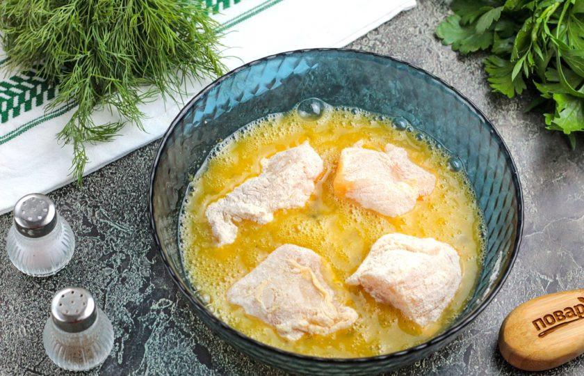 1. Этап. Наггетсы в аэрогриле: Обмакните кусочки филе в яичную массу со всех сторон.