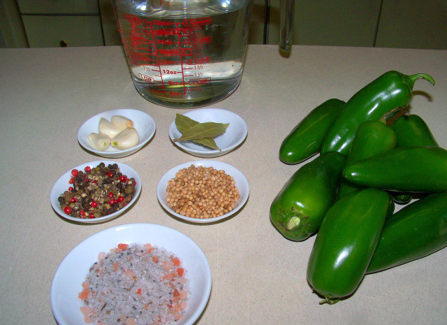 1. Этап. Закатка болгарского перца на зиму: 1. Подготовим ингредиенты. Банки и крышки стерилизуем, перец тщательно вымоем.