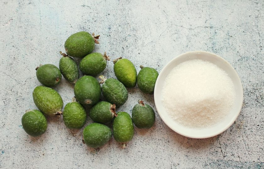 1. Этап. Сырое варенье из фейхоа: Подготовьте все необходимые ингредиенты для приготовления сырого варенья из фейхоа. Плоды вымойте и обсушите.