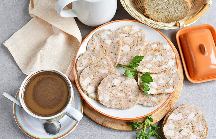 1. Этап. Домашняя ветчина из курицы: Подавайте ветчину к завтраку или на закуску. Приятного аппетита!